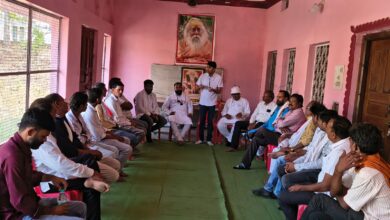 ब्लॉक, मंडलम और बूथ स्तर तक कांग्रेस को सक्रिय करने पर जोर, भाजपा की जनविरोधी नीतियों के खिलाफ आवाज बुलंद करने का आह्वान | Dainik Yashonnati सिवनी में कांग्रेस संगठनात्मक बैठक को संबोधित करते विधानसभा प्रभारी देवेन्द्र पटेल एवं उपस्थित कांग्रेस कार्यकर्ता