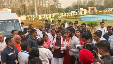 मुख्यमंत्री डॉ. मोहन यादव की सादगी, कारकेड छोड़ टूरिस्ट बस से पहुंचे कार्यक्रम स्थल | Dainik Yashonnati सिंगरौली में जनप्रतिनिधियों के साथ टूरिस्ट बस में यात्रा करते मुख्यमंत्री डॉ मोहन यादव
