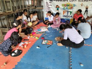 बरघाट समर कैंप में खेल और आर्ट गतिविधियों में भाग लेते बच्चे