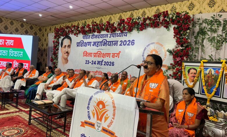 भाजपा दीनदयाल उपाध्याय जिला प्रशिक्षण महाभियान सिवनी 2026 में मंच पर उपस्थित अतिथि एवं कार्यकर्ता