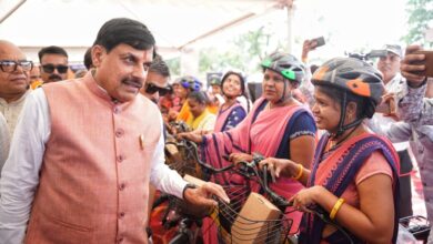 मुख्यमंत्री मोहन यादव महिला कर्मयोगी बहनों को ई-साइकिल वितरित करते हुए