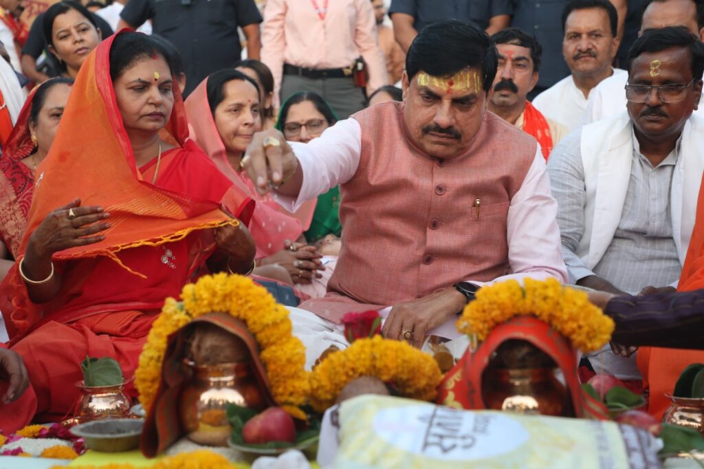 शिप्रा तीर्थ परिक्रमा समापन समारोह में संबोधित करते मुख्यमंत्री डॉ मोहन यादव