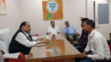 भाजपा प्रदेश कार्यालय भोपाल में कार्यकर्ताओं से संवाद करते मंत्री चैतन्य कुमार काश्यप