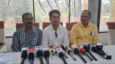 प्रधानमंत्री दुकान योजना को लेकर जानकारी देते शिव कुमार बंदेवार