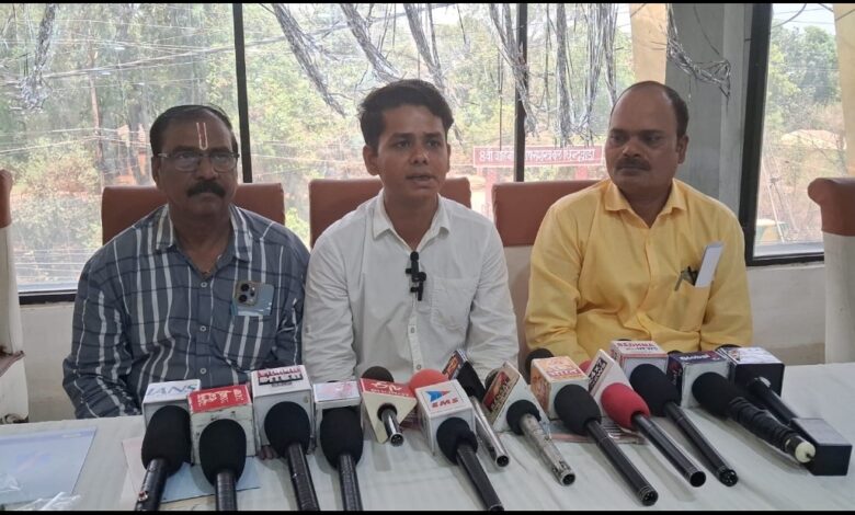 प्रधानमंत्री दुकान योजना को लेकर जानकारी देते शिव कुमार बंदेवार