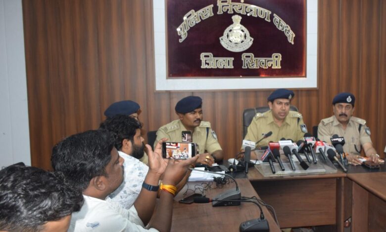 सिवनी पुलिस द्वारा जंगल क्षेत्र से मुक्त कराए गए गौवंश और मौके पर की गई कार्रवाई का दृश्य