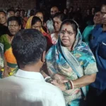 वार्ड 12 बूढ़ी में शराब दुकान के बाहर शराबियों का फूल-माला पहनाकर स्वागत करती महिलाएं विरोध प्रदर्शन करती हुई।