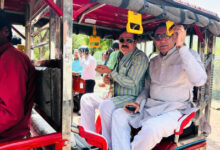 -रिक्शा से मंत्रालय पहुंचते मंत्री गौतम टेटवाल और नारायण सिंह पंवार