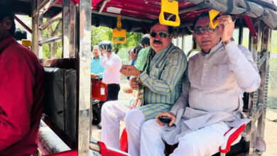 -रिक्शा से मंत्रालय पहुंचते मंत्री गौतम टेटवाल और नारायण सिंह पंवार