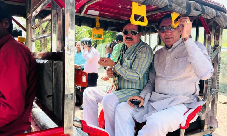 -रिक्शा से मंत्रालय पहुंचते मंत्री गौतम टेटवाल और नारायण सिंह पंवार