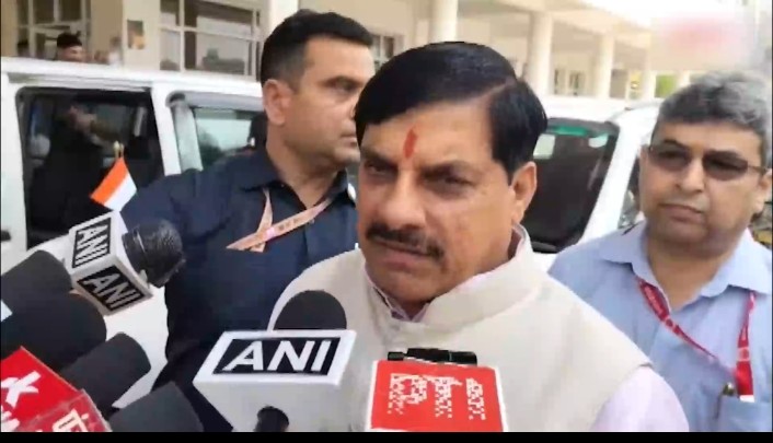 वैष्णो देवी से महाकाल तक: सीएम मोहन यादव क्यों पहुंचे कटरा, जानिए बड़ा प्लान | Dainik Yashonnati कटरा दौरे के दौरान वैष्णो देवी मंदिर की व्यवस्थाओं का अवलोकन करते मुख्यमंत्री मोहन यादव।