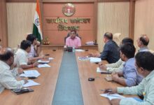 कलेक्टर हरेंद्र नारायण निर्माण कार्य समीक्षा बैठक में अधिकारियों को निर्देश देते हुए
