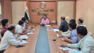 कलेक्टर हरेंद्र नारायण निर्माण कार्य समीक्षा बैठक में अधिकारियों को निर्देश देते हुए