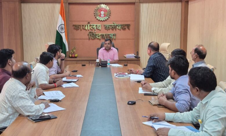 कलेक्टर हरेंद्र नारायण निर्माण कार्य समीक्षा बैठक में अधिकारियों को निर्देश देते हुए