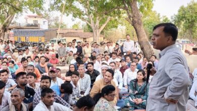 रीवा जन चौपाल टिकुरी गांव कलेक्टर - 42 अधिकारियों के साथ कलेक्टर पहुंचे गांव