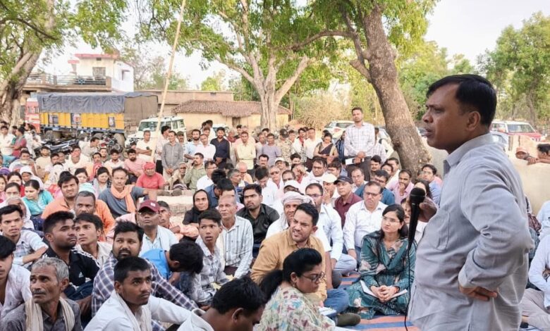 रीवा जन चौपाल टिकुरी गांव कलेक्टर - 42 अधिकारियों के साथ कलेक्टर पहुंचे गांव