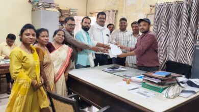 वनोपज सहकारी समिति कर्मचारियों द्वारा कमीशन कटौती के विरोध में ज्ञापन सौंपते हुए प्रतिनिधिमंडल सिवनी