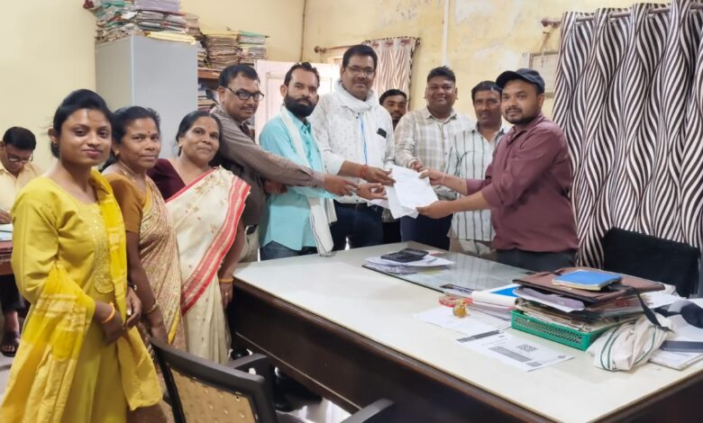 वनोपज सहकारी समिति कर्मचारियों द्वारा कमीशन कटौती के विरोध में ज्ञापन सौंपते हुए प्रतिनिधिमंडल सिवनी