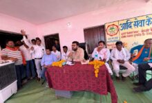 गांव के प्रबुद्धजनों का सम्मान करते सांसद बंटी विवेक साहू
