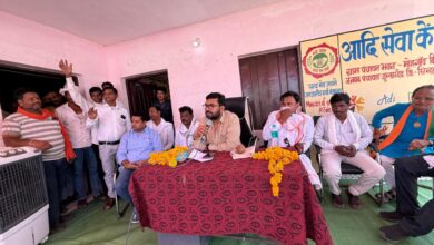 गांव के प्रबुद्धजनों का सम्मान करते सांसद बंटी विवेक साहू