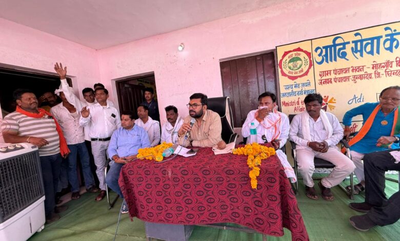 गांव के प्रबुद्धजनों का सम्मान करते सांसद बंटी विवेक साहू
