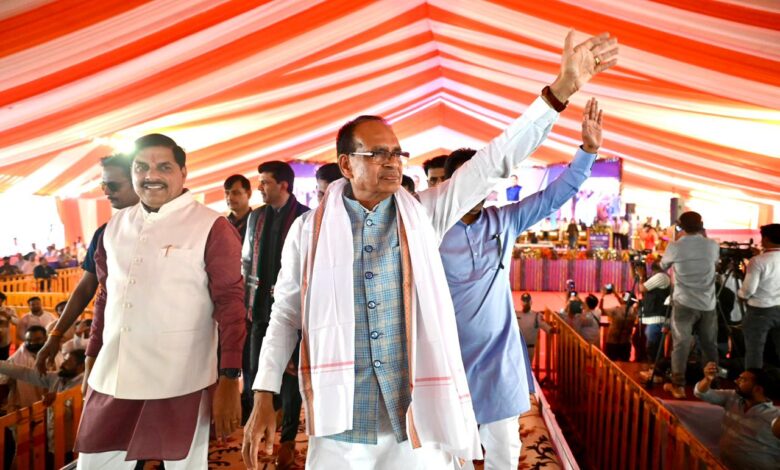 भेरूंदा में PMGSY-IV मध्यप्रदेश कार्यक्रम को संबोधित करते केंद्रीय मंत्री शिवराज सिंह चौहान और मुख्यमंत्री मोहन यादव