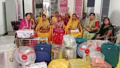 अमरवाड़ा बेटियों की मदद - दहेज सामग्री देते हुए समिति सदस्य