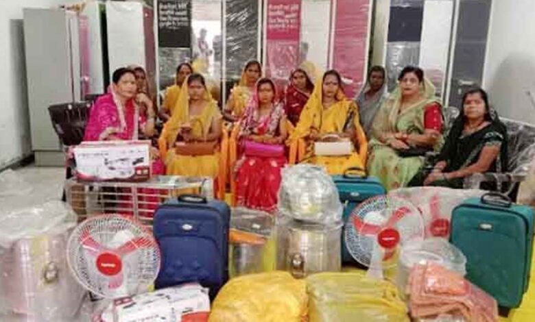 अमरवाड़ा बेटियों की मदद - दहेज सामग्री देते हुए समिति सदस्य