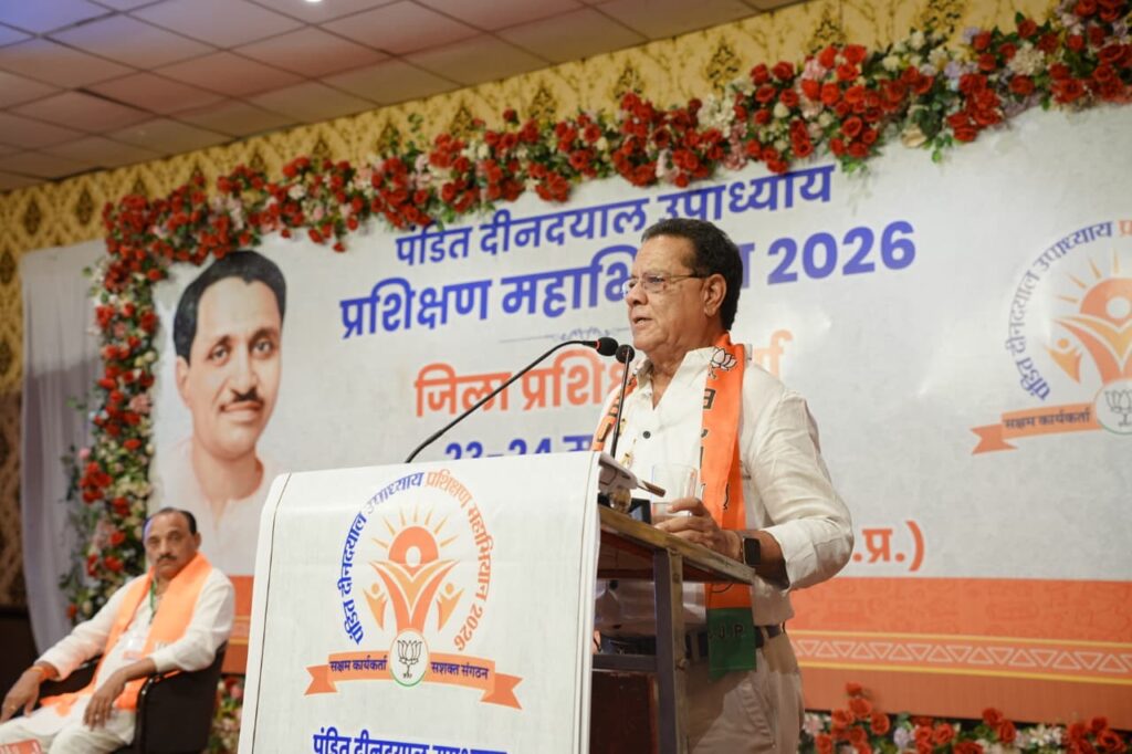 भाजपा दीनदयाल उपाध्याय जिला प्रशिक्षण महाभियान सिवनी 2026 में मंच पर उपस्थित अतिथि एवं कार्यकर्ता