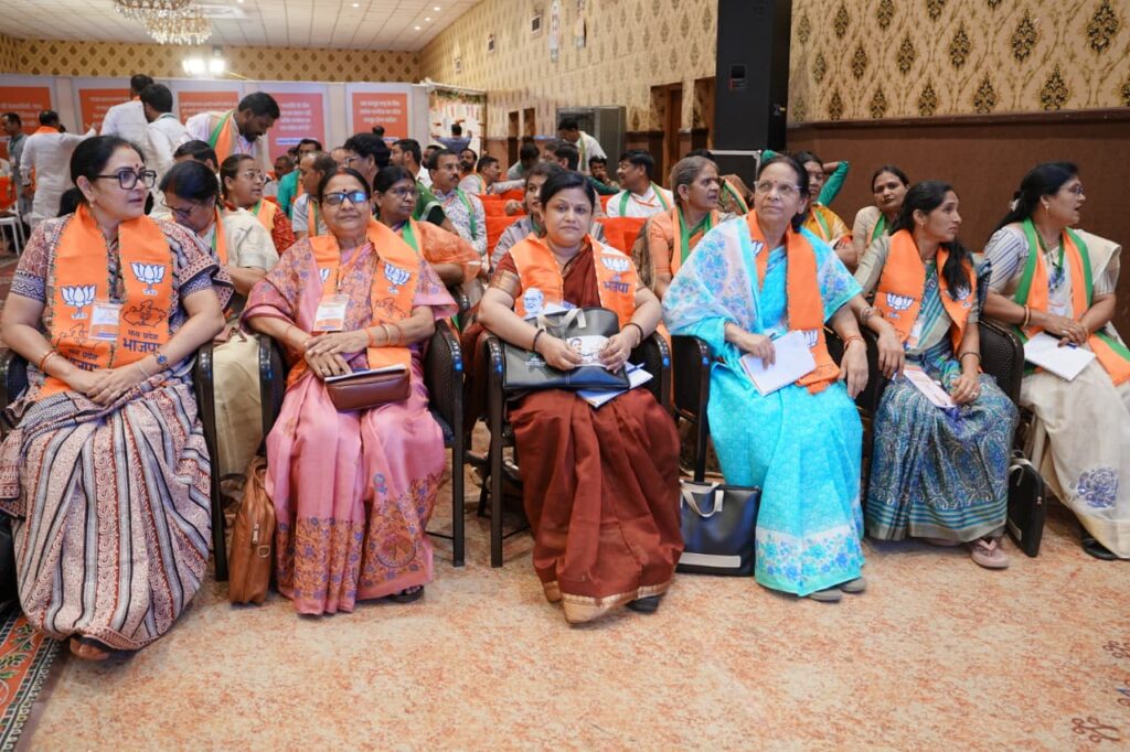 भाजपा दीनदयाल उपाध्याय जिला प्रशिक्षण महाभियान सिवनी 2026 में मंच पर उपस्थित अतिथि एवं कार्यकर्ता