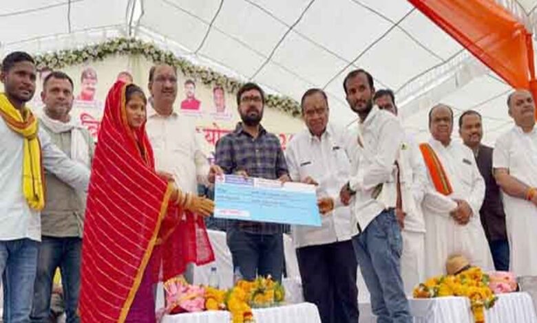 बिछुआ सामूहिक विवाह में मुख्यमंत्री कन्यादान योजना के तहत आयोजित सामूहिक विवाह समारोह में नवविवाहित जोड़े