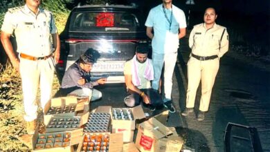 चौरई में आबकारी विभाग द्वारा जब्त की गई शराब और वाहन