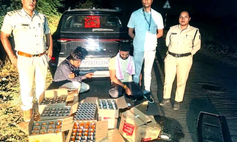चौरई में आबकारी विभाग द्वारा जब्त की गई शराब और वाहन