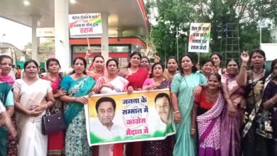छिंदवाड़ा में महंगाई के खिलाफ प्रदर्शन करती महिला कांग्रेस नेत्रियां