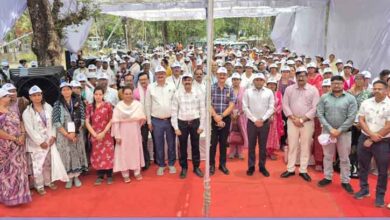 जनगणना 2027 छिंदवाड़ा के शुभारंभ पर कलेक्टर हरेंद्र नारायण प्रगणकों को शपथ दिलाते हुए