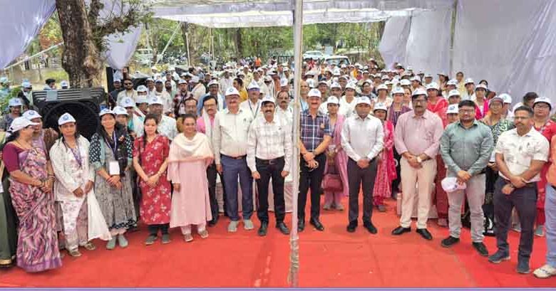 जनगणना 2027 छिंदवाड़ा के शुभारंभ पर कलेक्टर हरेंद्र नारायण प्रगणकों को शपथ दिलाते हुए