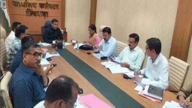 छिंदवाड़ा गेहूं उपार्जन समीक्षा - कलेक्टर हरेंद्र नारायन गेहूं उपार्जन और उर्वरक वितरण की समीक्षा बैठक लेते हुए