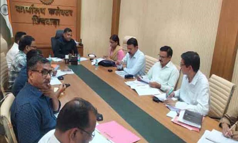 छिंदवाड़ा गेहूं उपार्जन समीक्षा - कलेक्टर हरेंद्र नारायन गेहूं उपार्जन और उर्वरक वितरण की समीक्षा बैठक लेते हुए