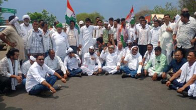 सिवनी NH44 जाम - गेहूं खरीदी संकट पर किसानों और कांग्रेस कार्यकर्ताओं द्वारा किया गया चक्का जाम आंदोलन