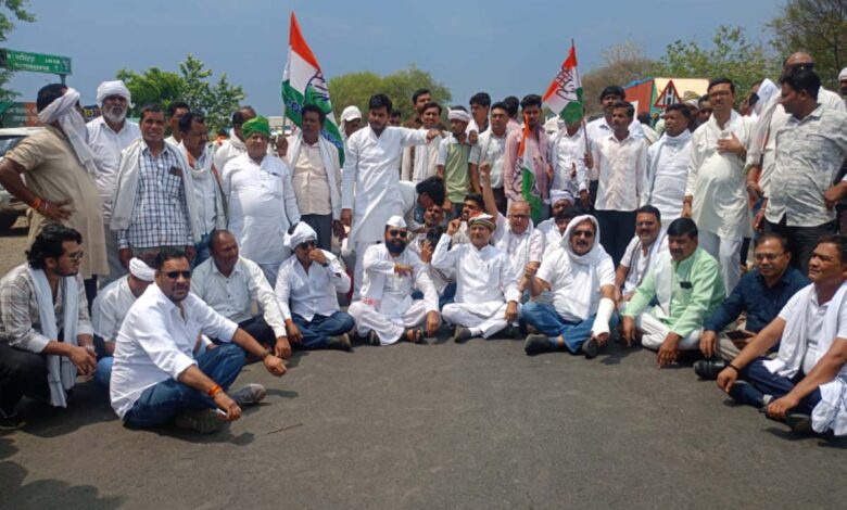 सिवनी NH44 जाम - गेहूं खरीदी संकट पर किसानों और कांग्रेस कार्यकर्ताओं द्वारा किया गया चक्का जाम आंदोलन