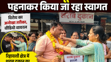वार्ड 12 बूढ़ी में शराब दुकान के बाहर शराबियों का फूल-माला पहनाकर स्वागत करती महिलाएं विरोध प्रदर्शन करती हुई प्रतीकात्मक फोटो ए आई