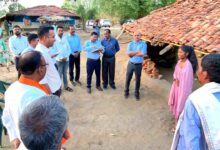 मंडला की दिव्यांग छात्रा द्रौपदी धुर्वे पैरों से लिखते हुए, 12वीं बोर्ड परीक्षा में 65 प्रतिशत अंक प्राप्त किए