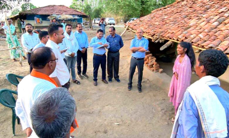 मंडला की दिव्यांग छात्रा द्रौपदी धुर्वे पैरों से लिखते हुए, 12वीं बोर्ड परीक्षा में 65 प्रतिशत अंक प्राप्त किए