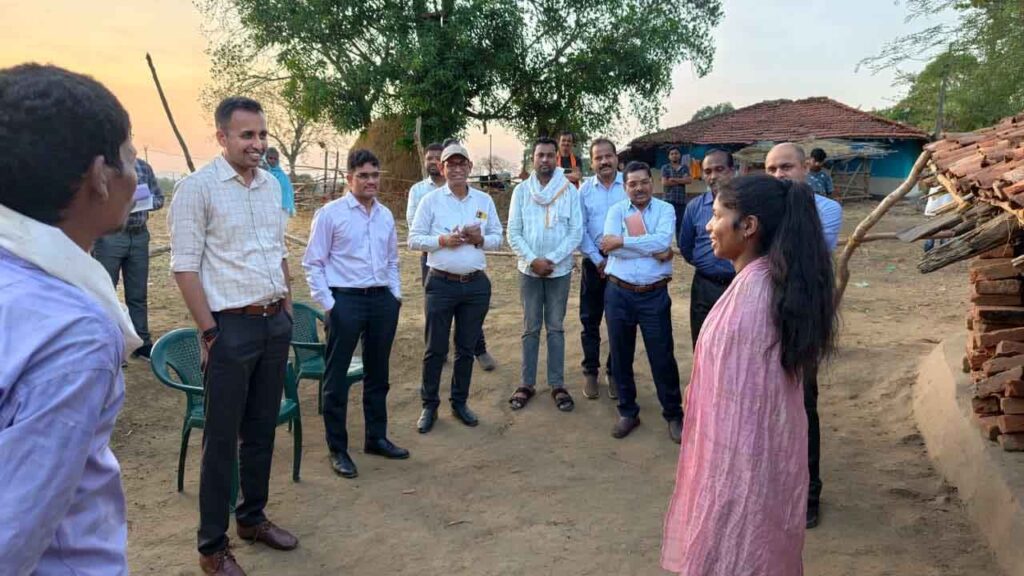 मंडला की दिव्यांग छात्रा द्रौपदी धुर्वे पैरों से लिखते हुए, 12वीं बोर्ड परीक्षा में 65 प्रतिशत अंक प्राप्त किए