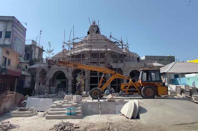 श्री बड़ी माता मंदिर नवनिर्माण योजना का शुभारंभ करते ट्रस्ट सदस्य