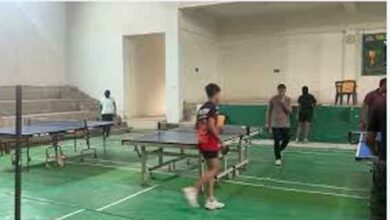 छिंदवाड़ा में टेबल टेनिस हॉल एवं इंदिरा गांधी स्टेडियम निर्माण कार्य की जानकारी देते जनप्रतिनिधि