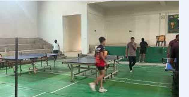 छिंदवाड़ा में टेबल टेनिस हॉल एवं इंदिरा गांधी स्टेडियम निर्माण कार्य की जानकारी देते जनप्रतिनिधि