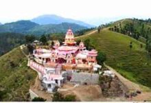 मुख्यमंत्री तीर्थ दर्शन योजना के तहत कामाख्या यात्रा की जानकारी देते अधिकारी