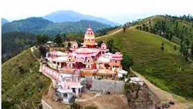 मुख्यमंत्री तीर्थ दर्शन योजना के तहत कामाख्या यात्रा की जानकारी देते अधिकारी