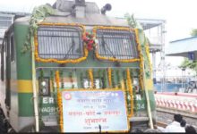 मंडलाफोर्ट रेलवे स्टेशन पर सांसद फग्गन सिंह कुलस्ते नई रेल सेवाओं को हरी झंडी दिखाते हुए
